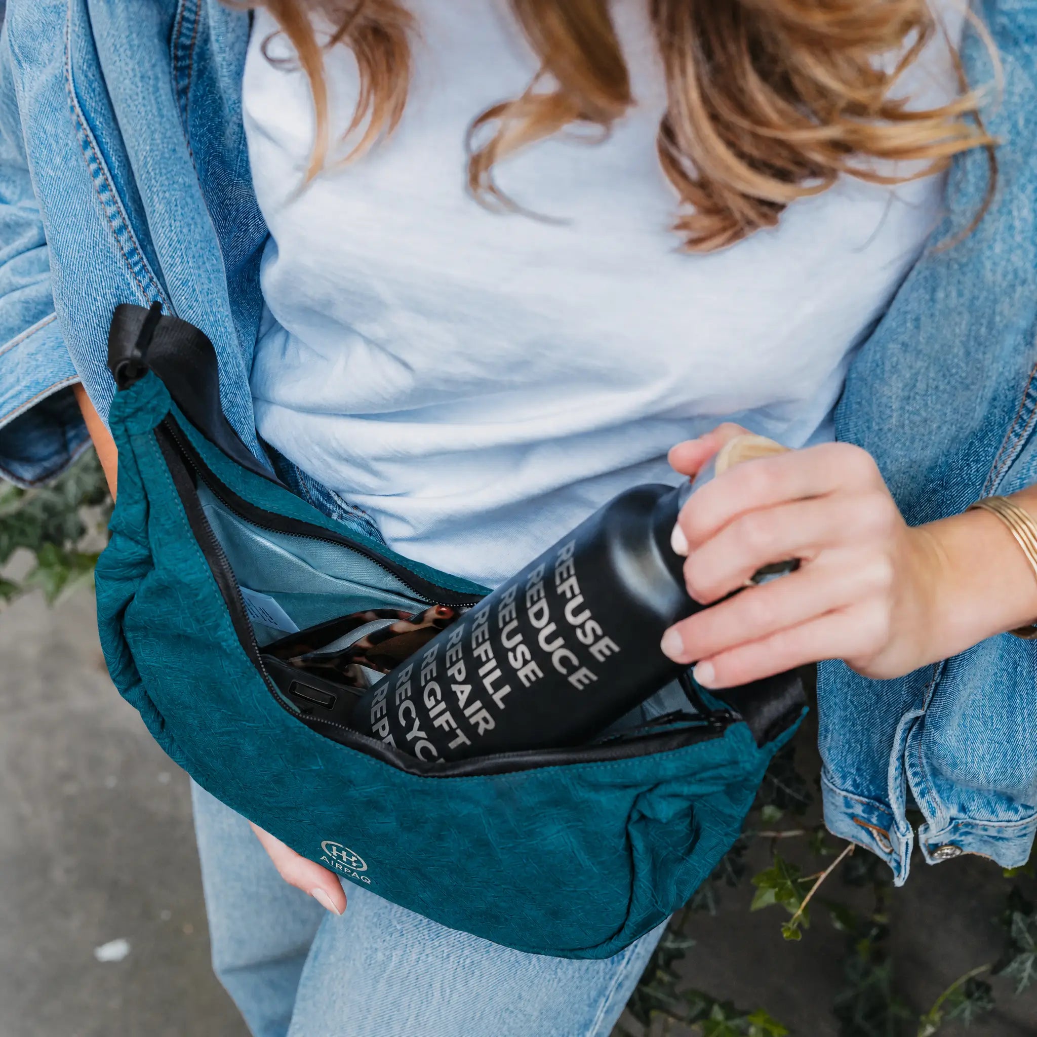 airpaq-moonbaq-mini-upcycling-tasche-ocean image 6