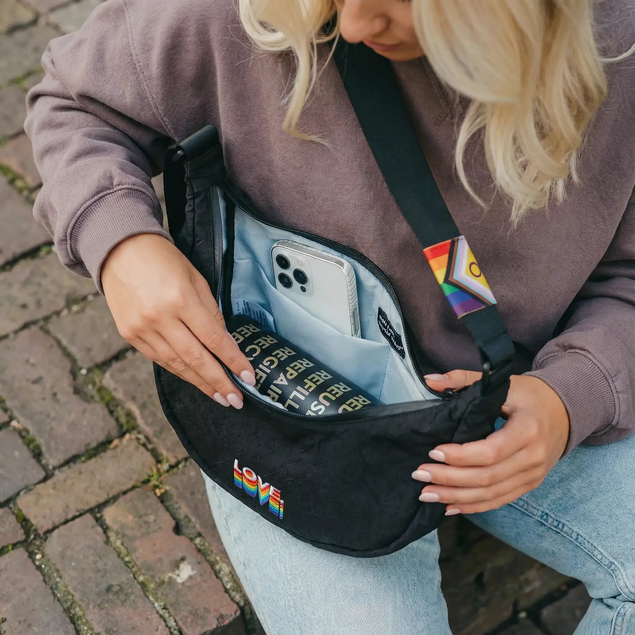 airpaq-pride-moonbaq-mini-3l-bauchtasche-wasserabweisend-upcycling image 7