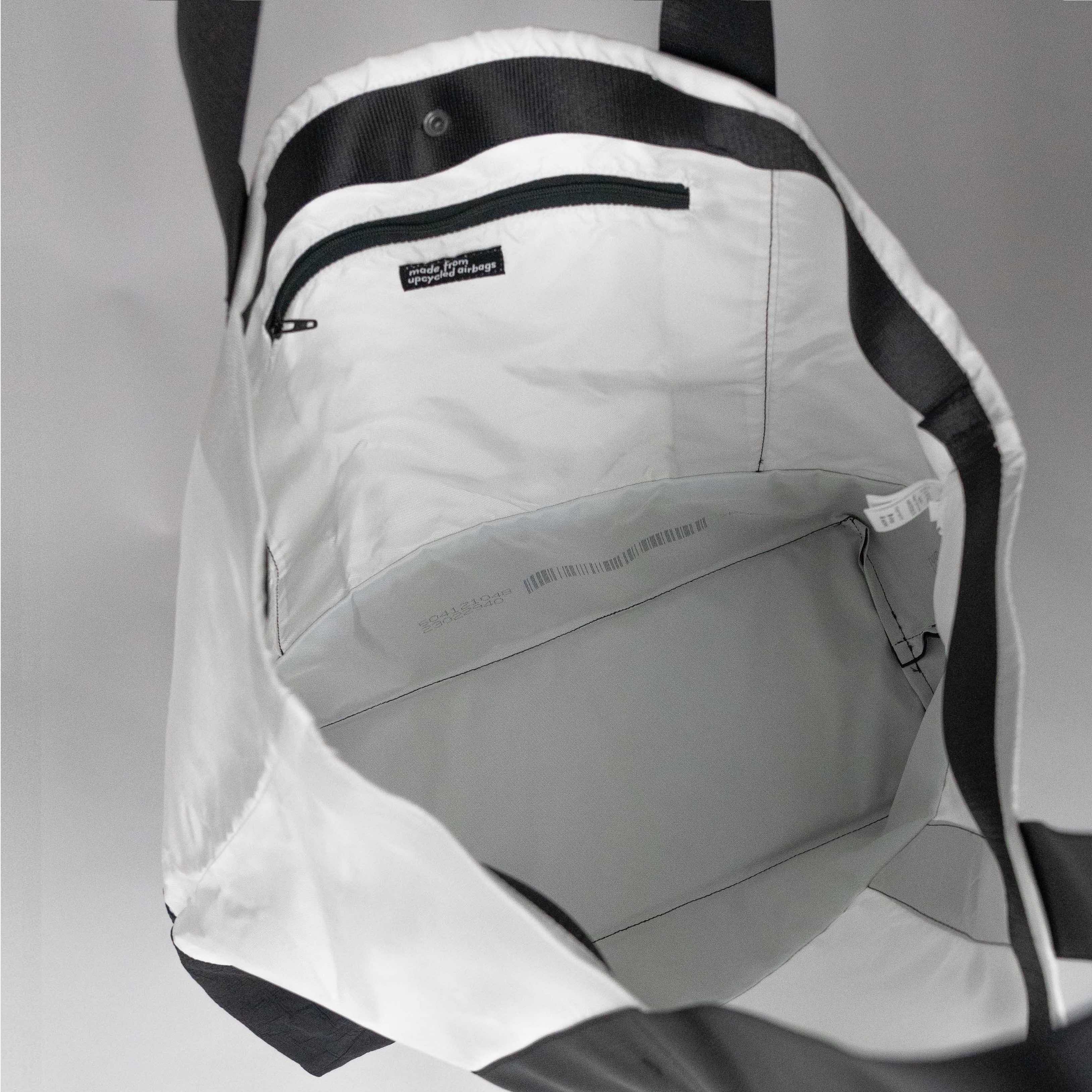 airpaq-shopper-einkaufstasche-aus-upgecycelten-autoteilen image 5