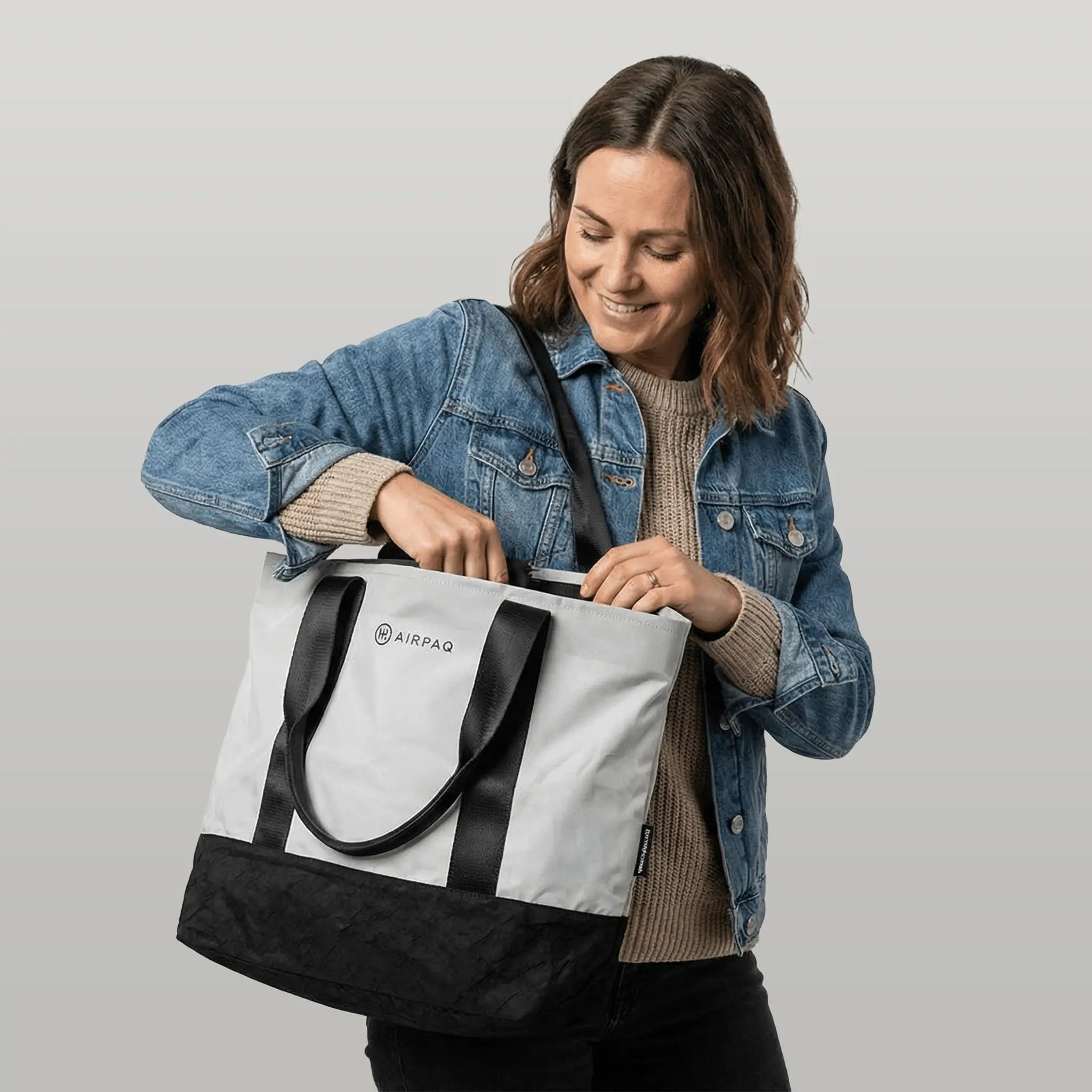 airpaq-shopper-einkaufstasche-aus-upgecycelten-autoteilen image 4
