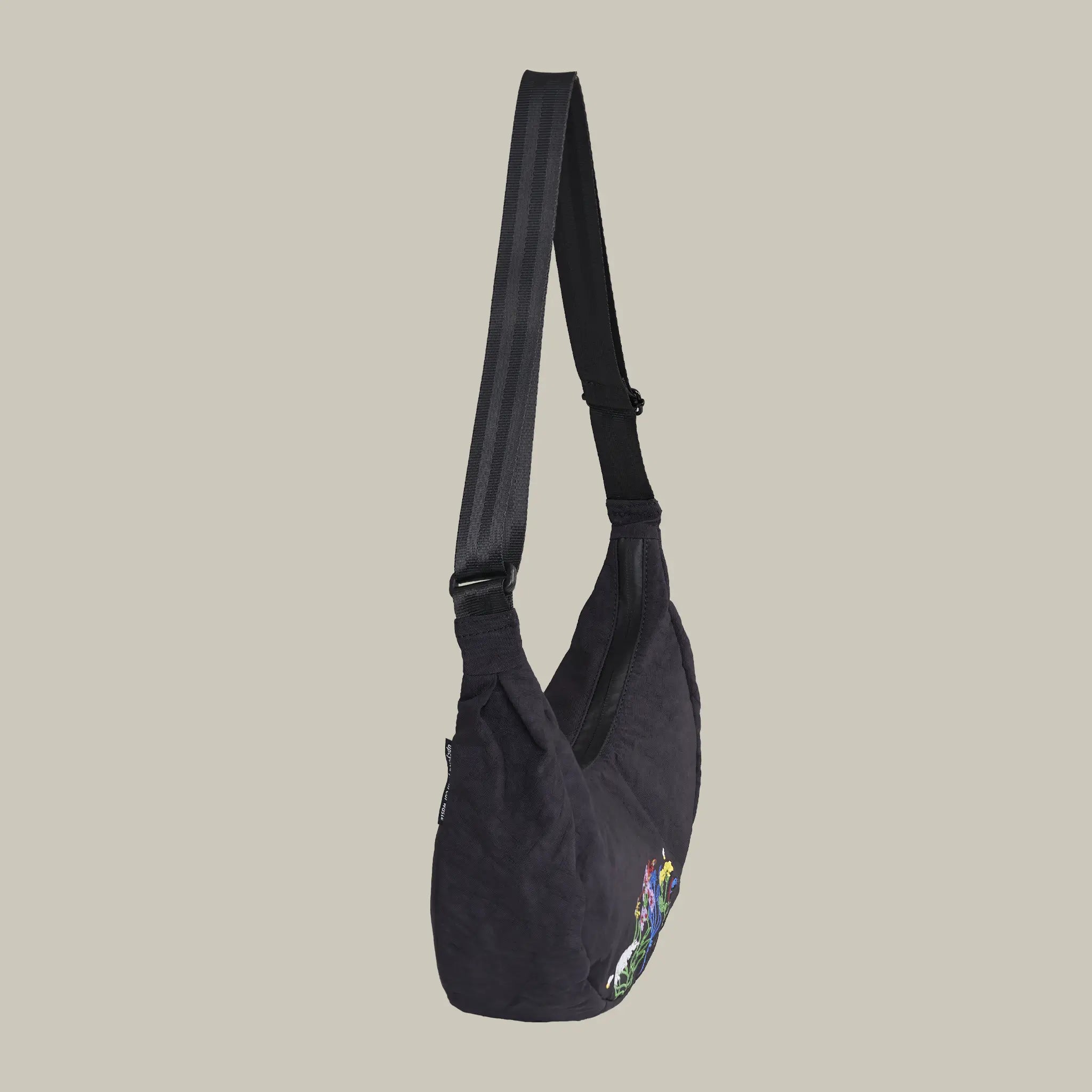 airpaq-robinga-moonbaq-mini-sonderedition-upcycling-bauchtasche image 3