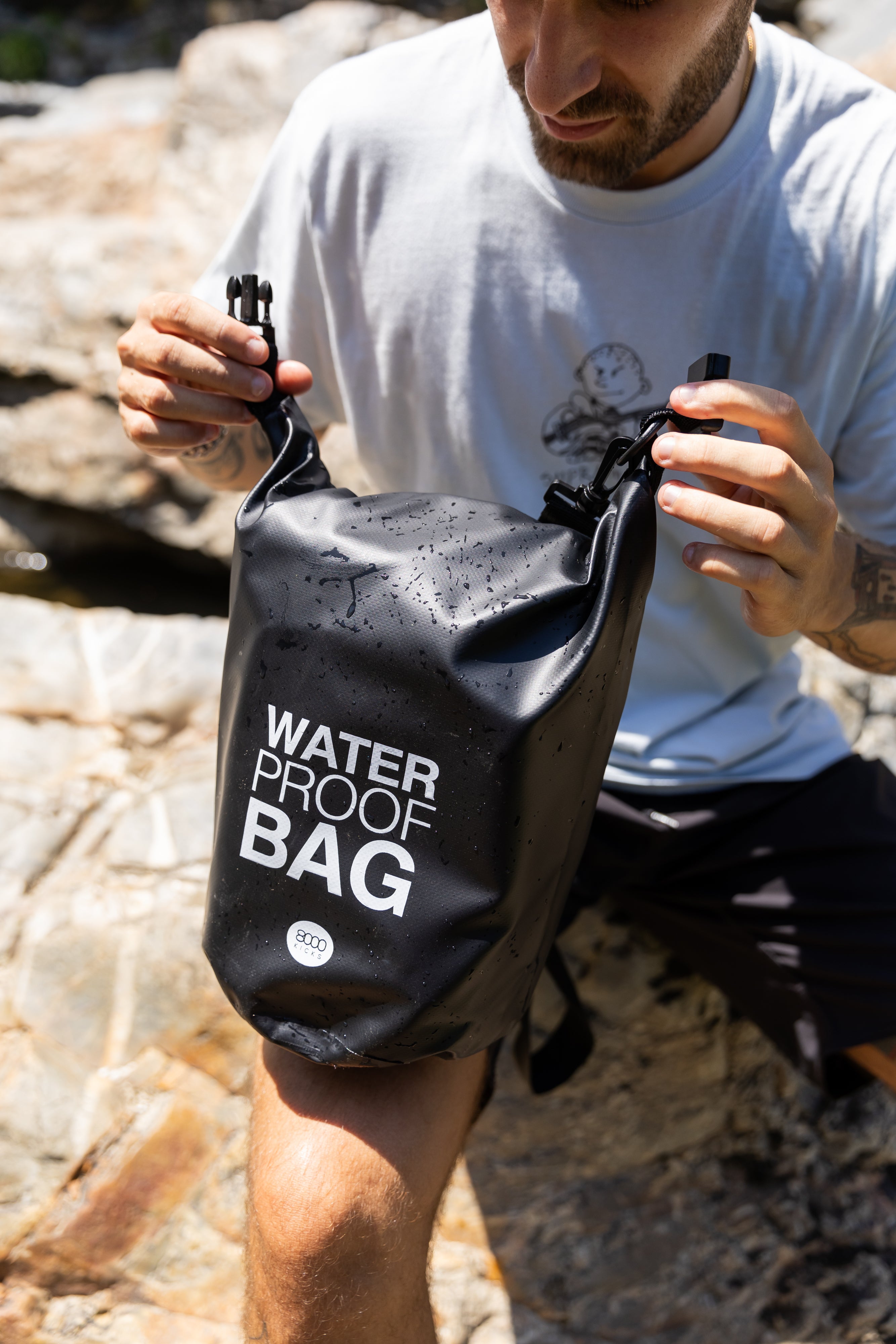 8000kicks-waterproof-dry-bag-10-liter-schwarz image 7
