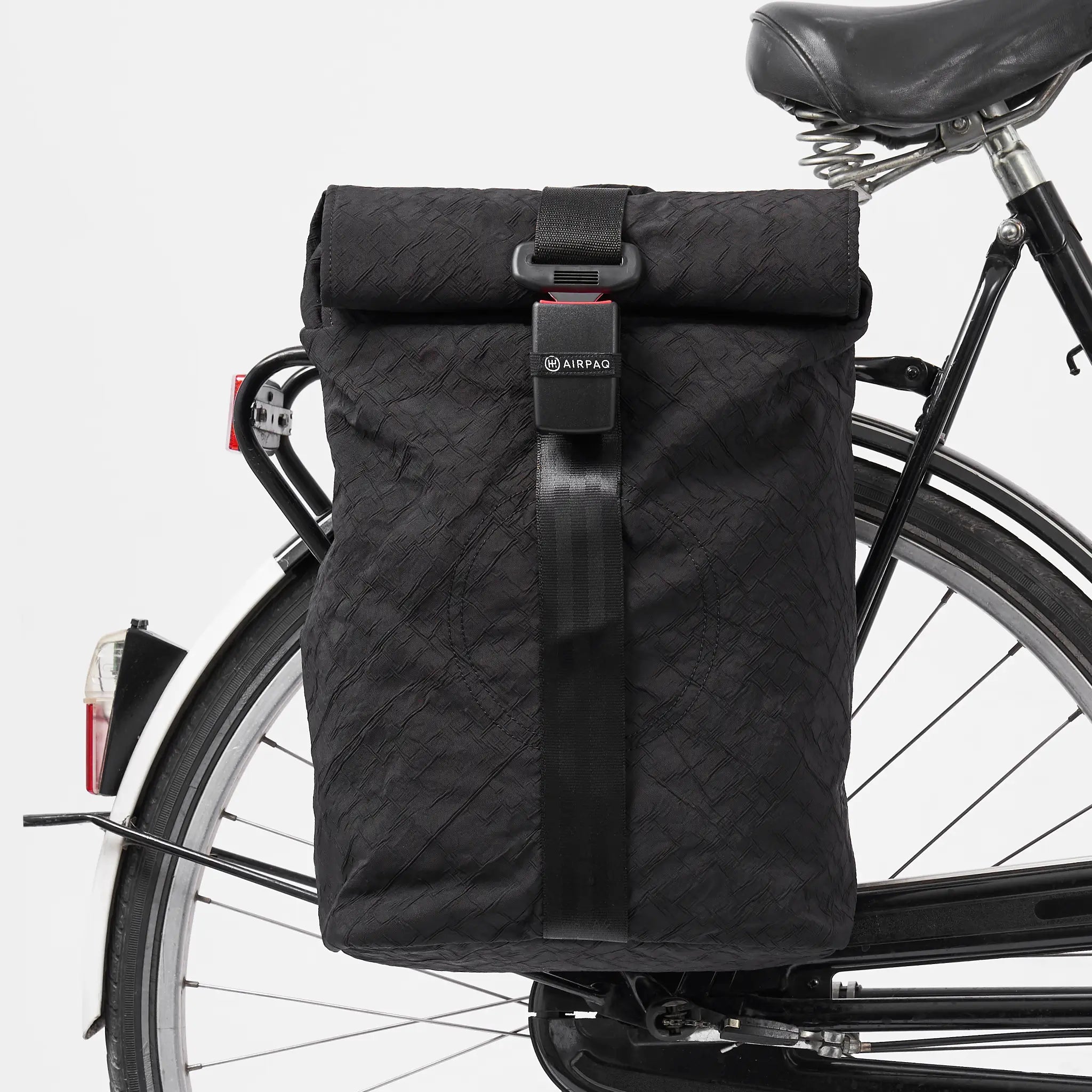 airpaq-fahrradhaken-metallhaken-f-r-rolltop-rucksack-zur-gep-cktr-ger-montage image 1