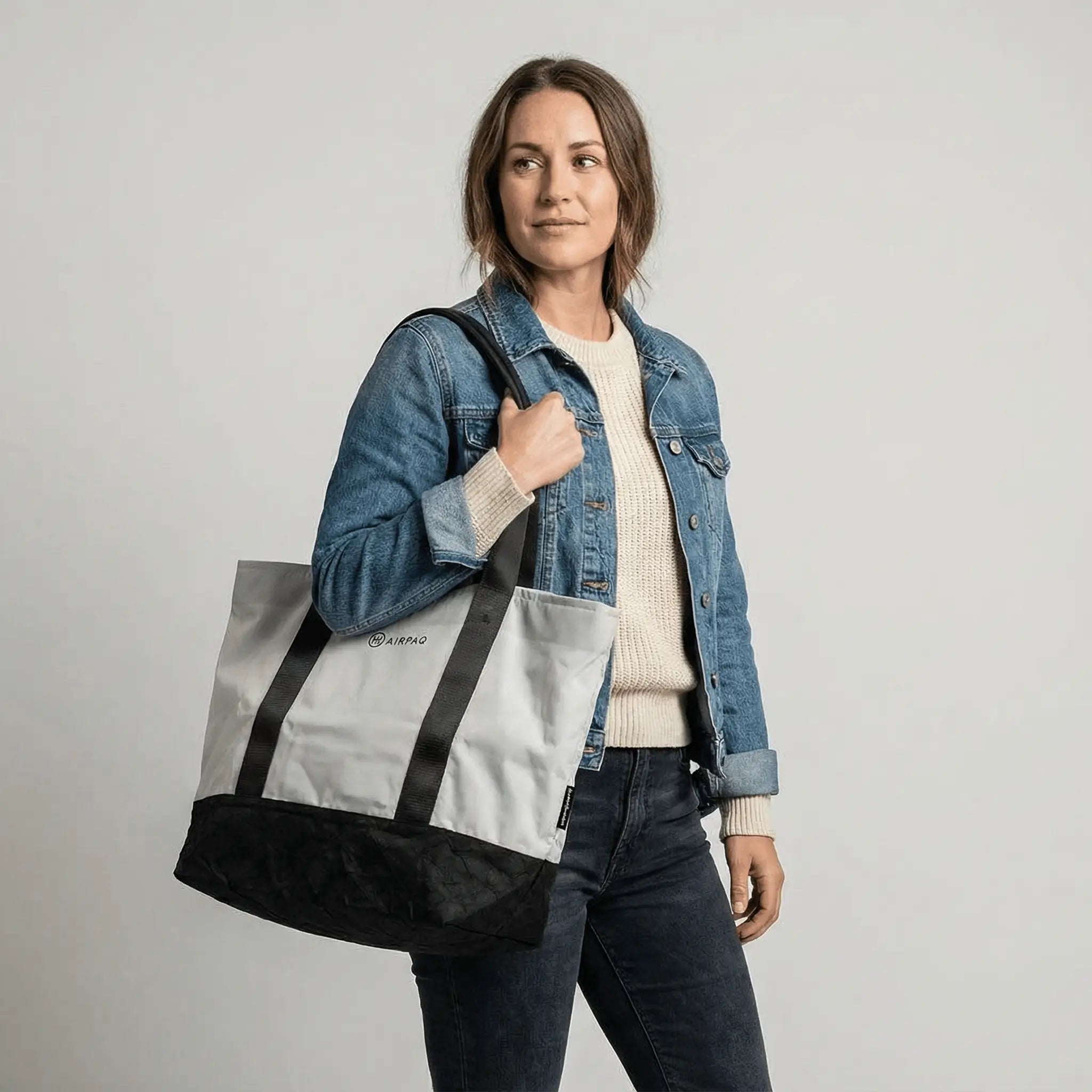 airpaq-shopper-einkaufstasche-aus-upgecycelten-autoteilen image 2