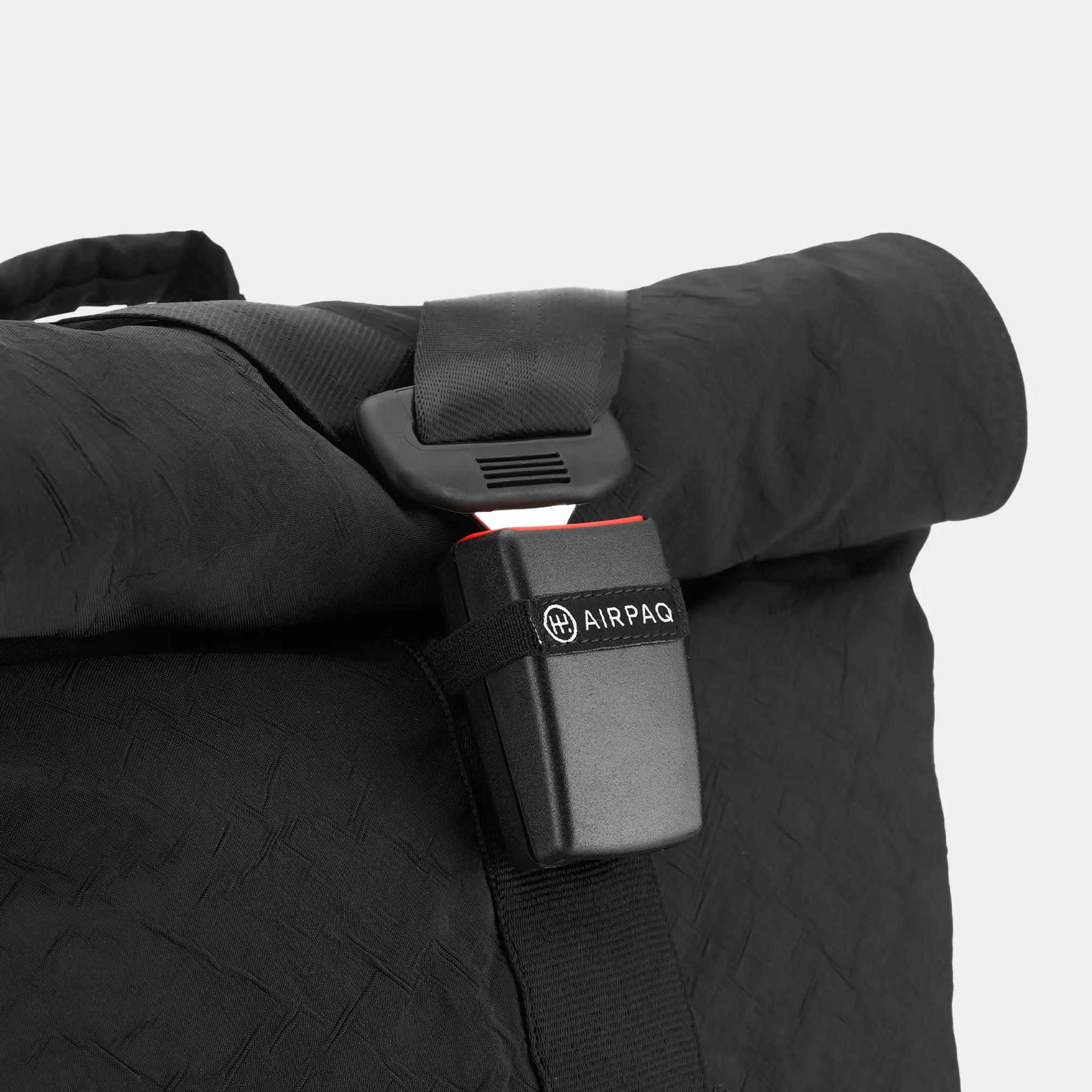 airpaq-rolltop-biq-35l-upcycling-rucksack-bike-set-mit-fahrradhaken image 3