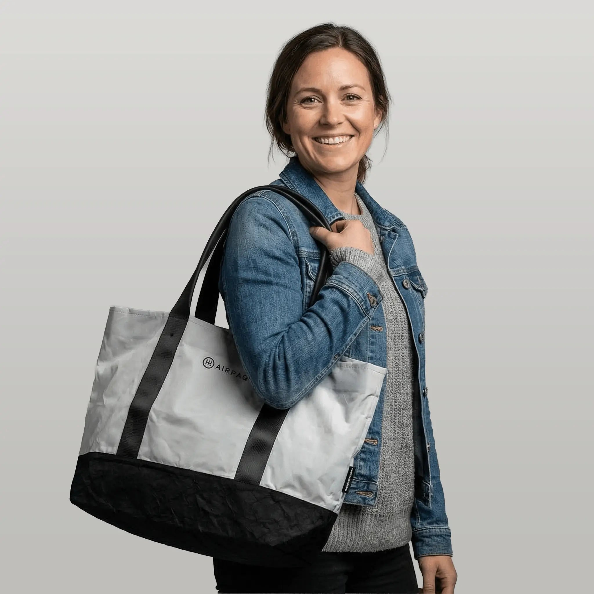 airpaq-shopper-einkaufstasche-aus-upgecycelten-autoteilen image 3