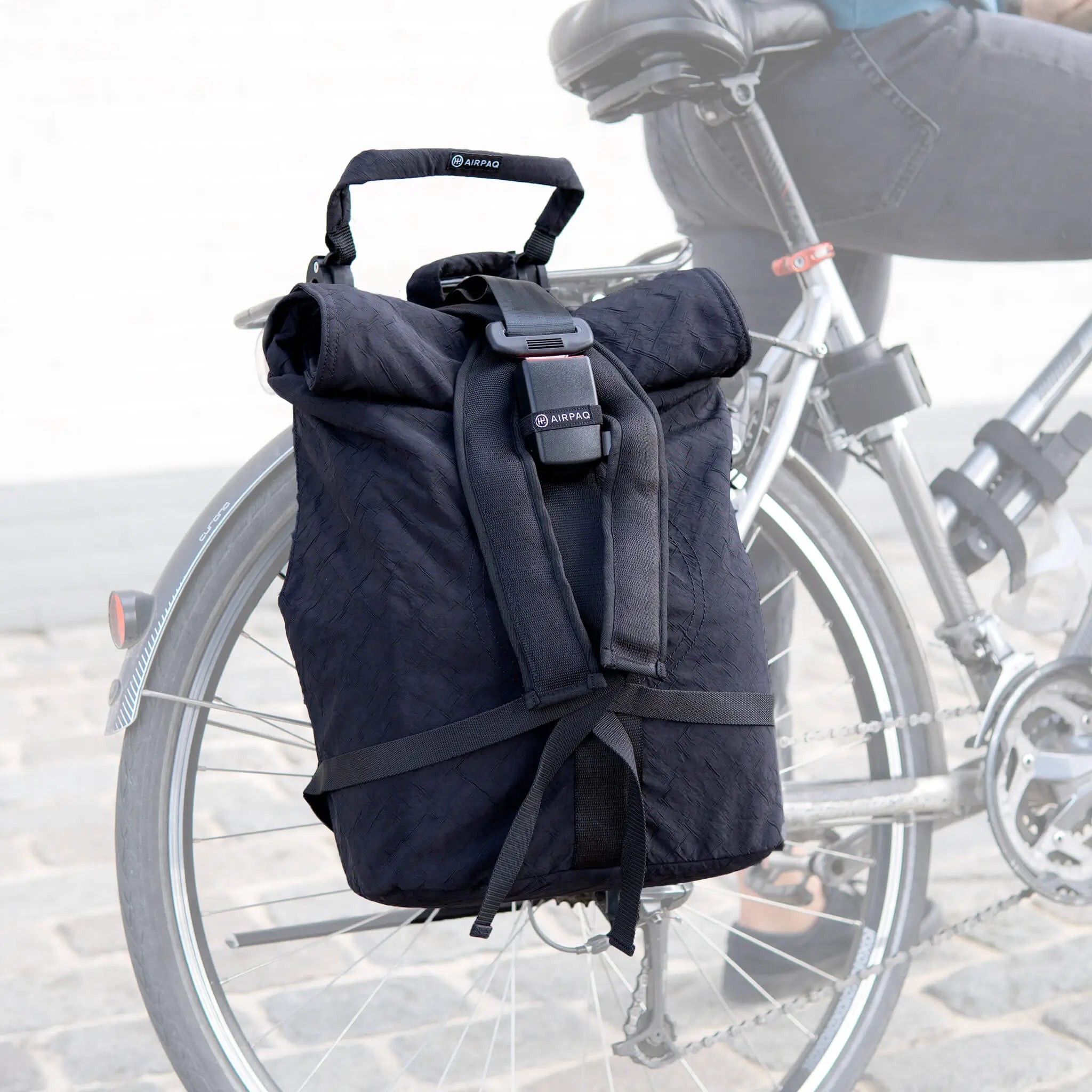 airpaq-fahrradhaken-metallhaken-f-r-rolltop-rucksack-zur-gep-cktr-ger-montage image 2