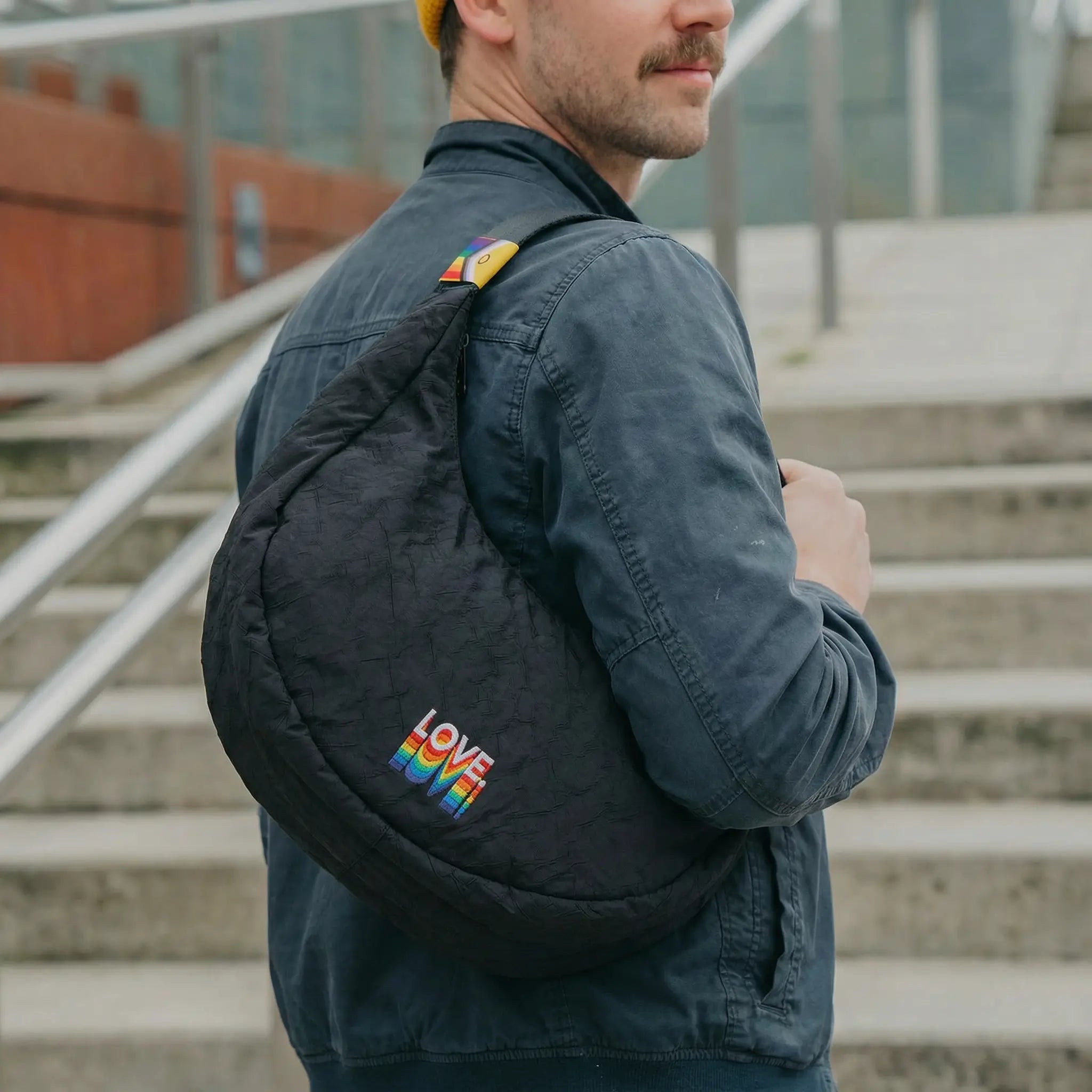 airpaq-moonbaq-pride-umh-ngetasche-9-l-upcycling image 4
