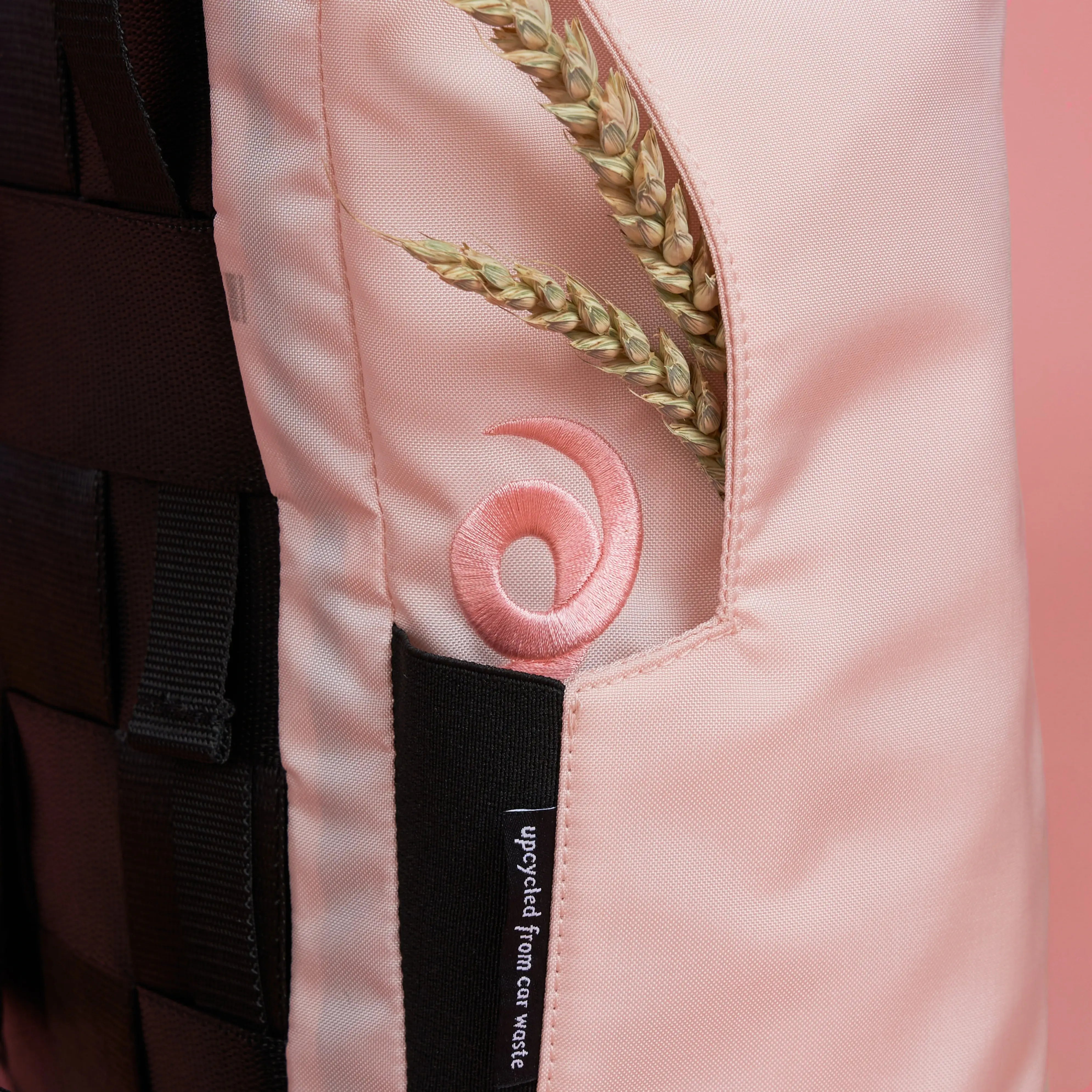 airpaq-rolltop-35l-rucksack-schweine-edition-rosa-upcycling image 5