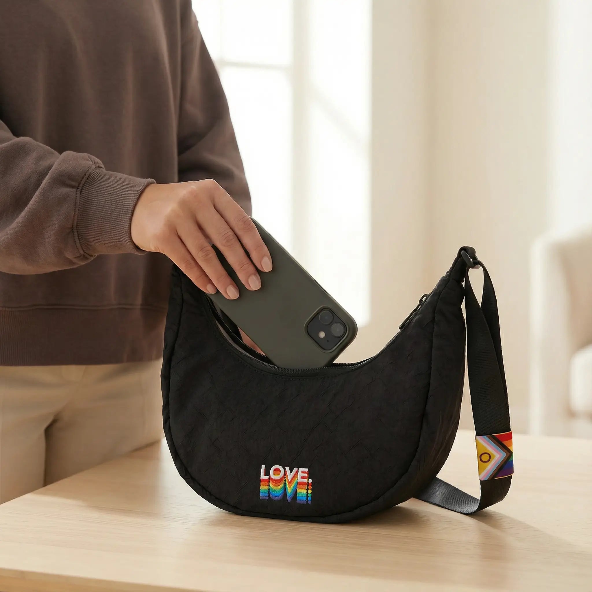 airpaq-pride-moonbaq-mini-3l-bauchtasche-wasserabweisend-upcycling image 4